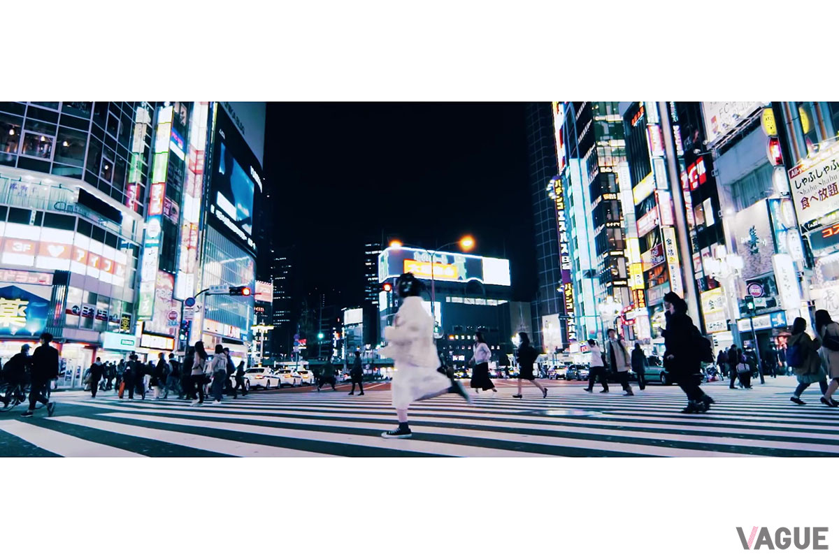 舞台のひとつでもある新宿駅近くの交差点（C）YouTube（Renmusic.TV）