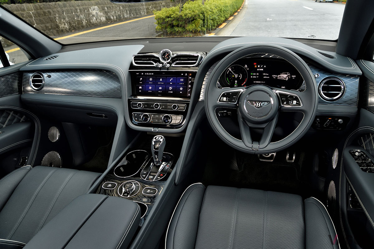 「ベンテイガ ハイブリッド」のキャビン。ICEモデルとの大きな差異は見受けられない