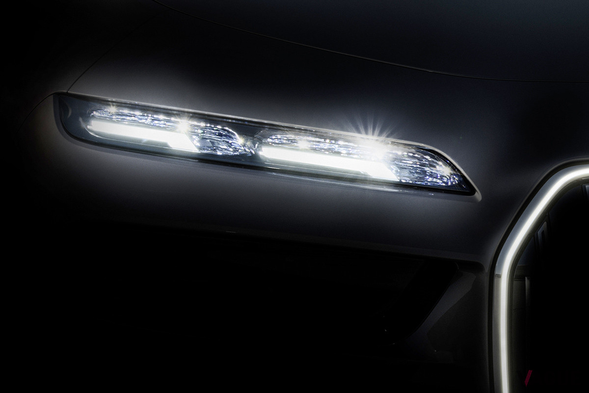 クリスタルエレメントを採用した、細目のLEDヘッドライト（C）BMW AG