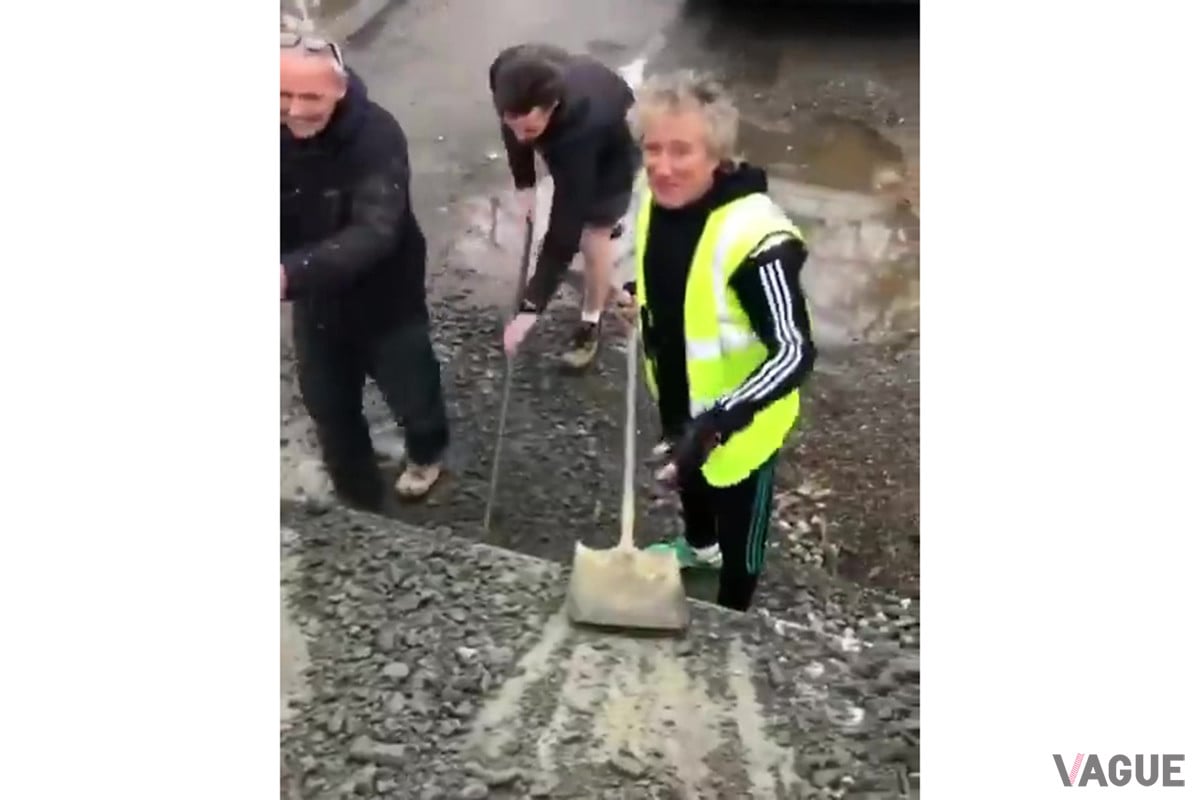 道路補修をするロッド・スチュワート。アディダスのウェアに蛍光色のベストを羽織り、ドライビンググローブを着用。完全装備している（C）Instagram（@sirrodstewart）