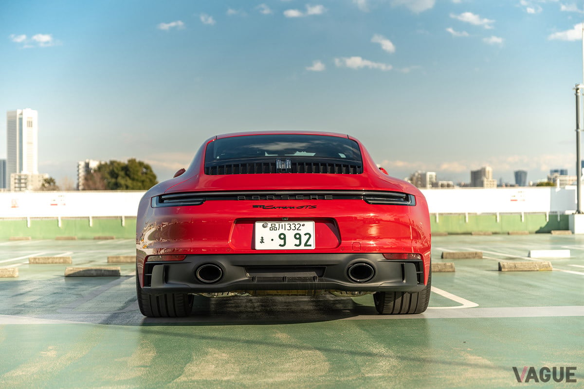 スポーツエグゾーストシステムを標準化。専用セットアップと、車内の断熱材を一部削減したことで、さらにスポーティなサウンドに（C）デレック槇島