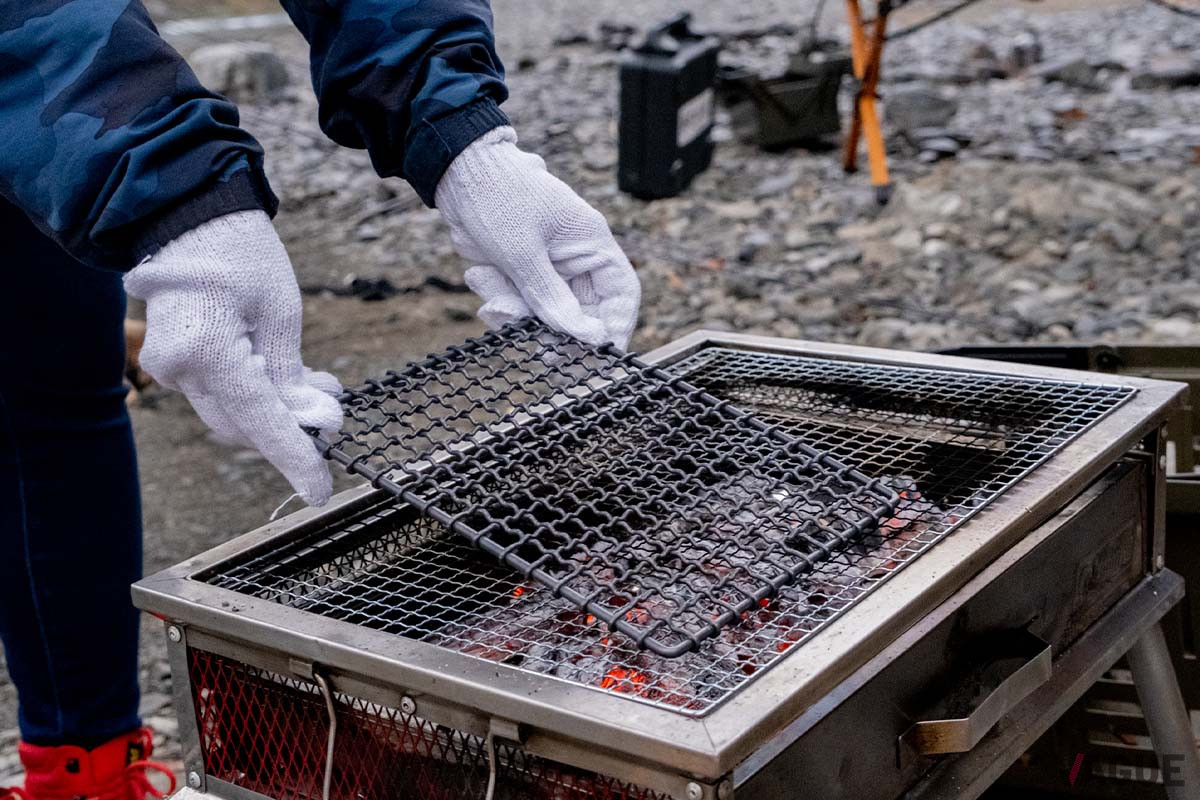 大きめのグリルを使う場合はゴトクを用意するか、グリル付属の焼き網にのせて使用する。食材がくっつきにくくて汚れ落ちのよい「極アミ」を併用すれば、グリル付属の焼き網の手入れも簡単になる