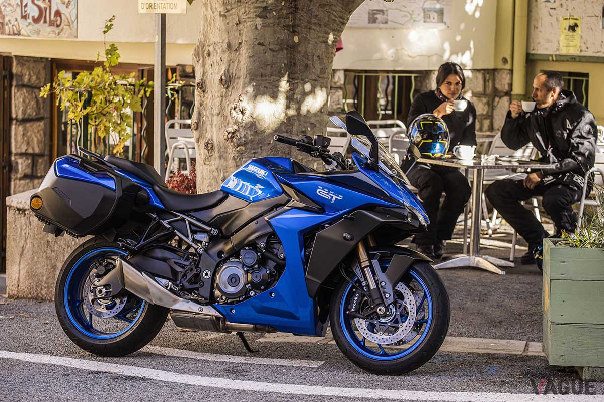 基本コンポーネントは、2021年登場のネイキッドマシン「GSX-S1000」と共通ながら、さらに上質なツーリング体験を実現すべく、タンデム性能や積載性、快適性などツーリング性能を向上させた