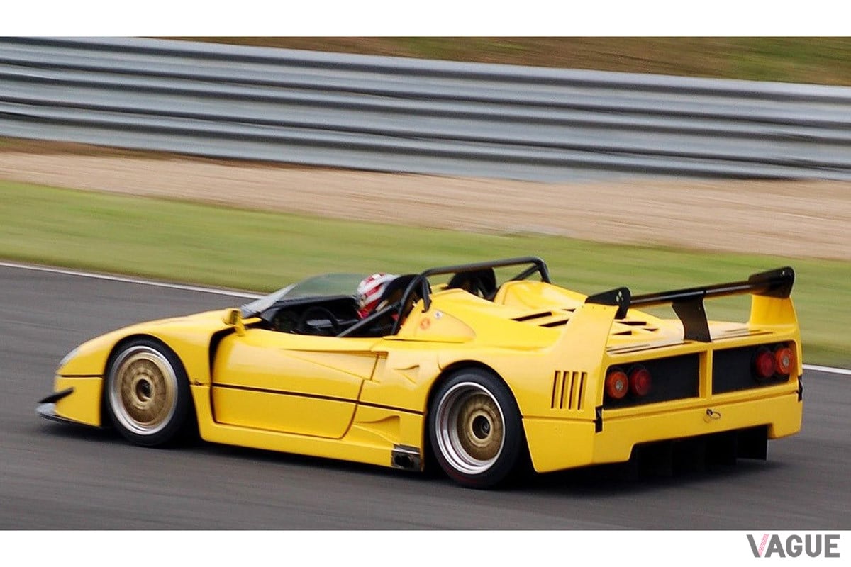 ルーフをカットされた「F40LM」。ロールケージやフロントスクリーンの完成度はオリジナルにも思えるほどだ