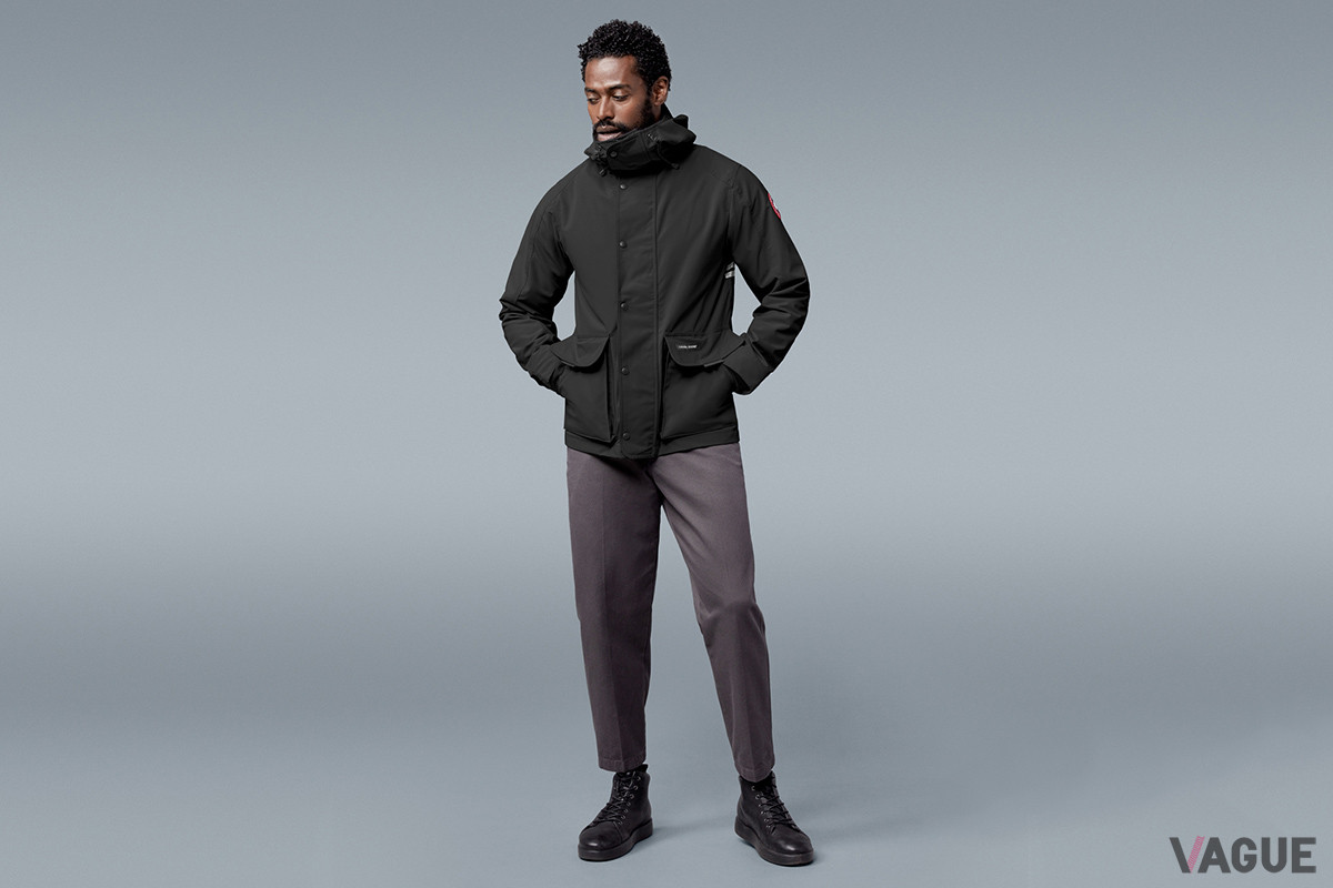 「LOCKEPORT JACKET」は調節可能なフードが暖かさと保護力を高め、背面にあるダブルストライプのリフレクターが暗い場所での視認性を高める