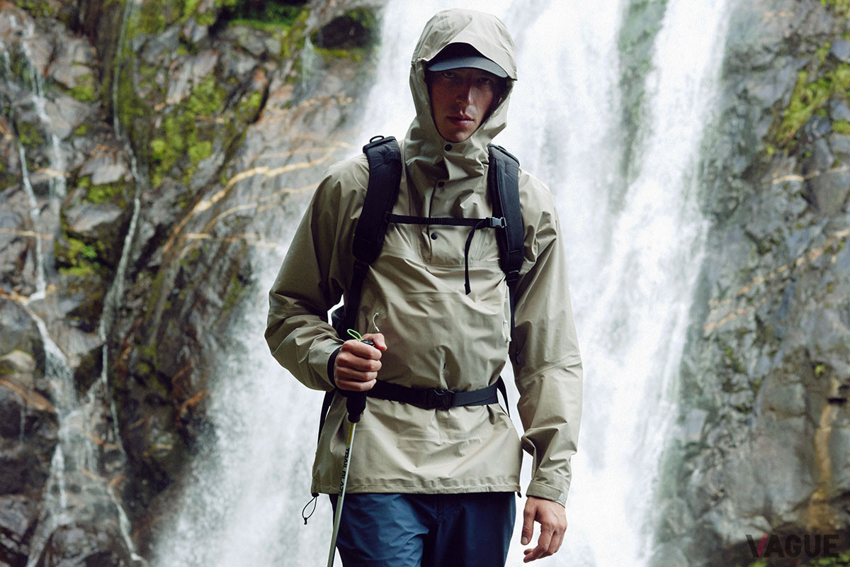 「バーサタイル A／C hoodie」は防水仕様のフーディージャケット