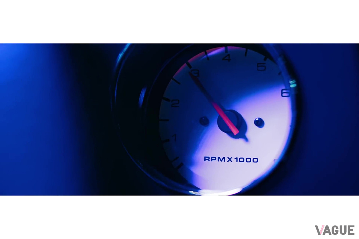 カスタマイズされたレトロなレブカウンターが、映像の雰囲気を掻き立てている（C）YouTube（Renmusic.TV）