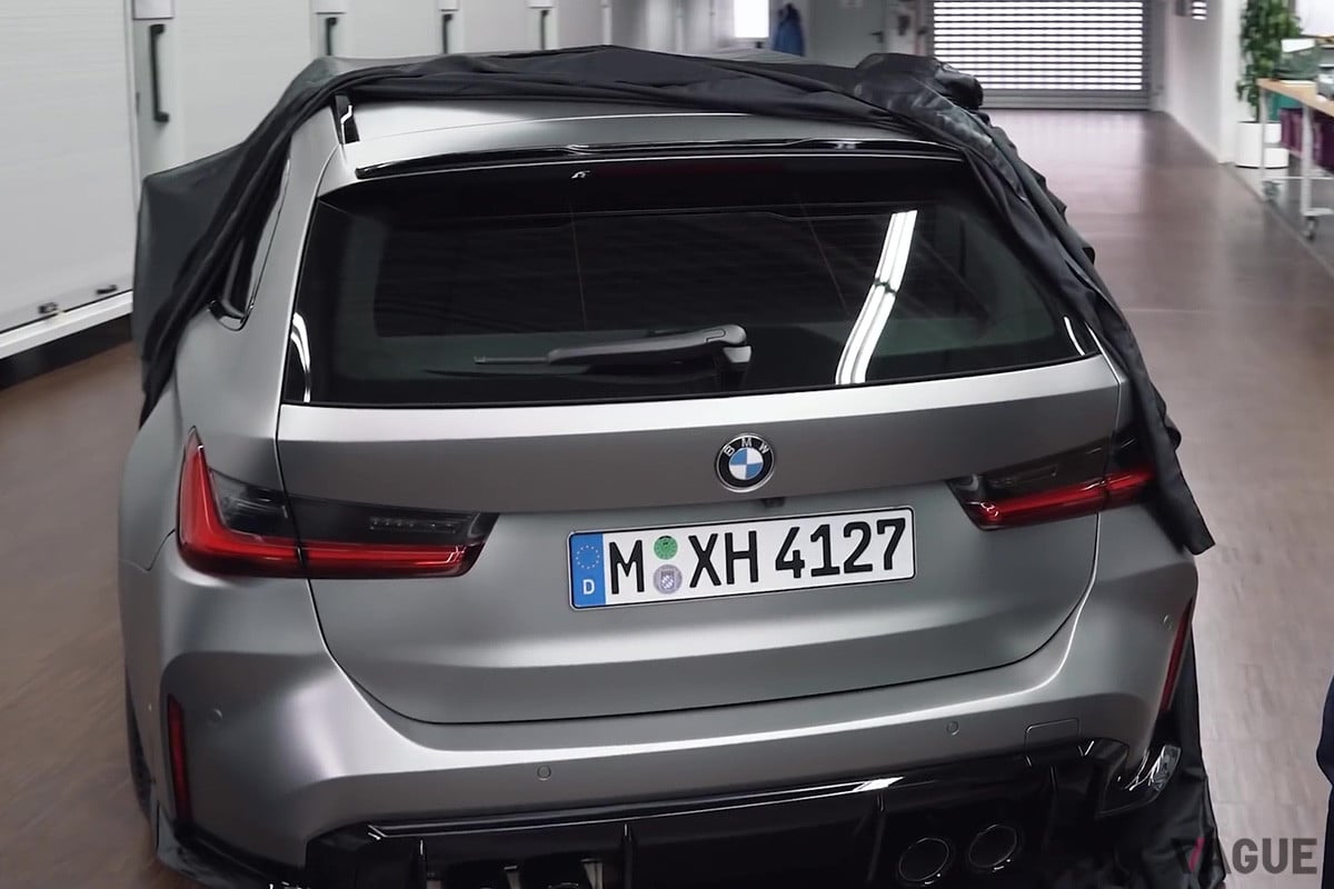 M3バッジが付いていないためM340iにも見えてしまうが、本気仕様のリアバンパーやブラックアウトされたルーフレール、リアスポイラーといった、Mモデルらしい装備が備わっている（C）YouTube（BMW M）