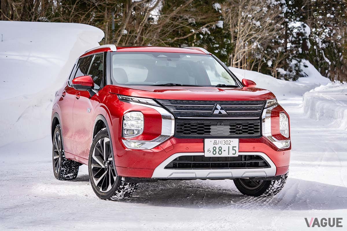 “ダイナミック・シールド”という造形コンセプトを取り入れたフロントマスクは、雪上でも存在感を発揮する