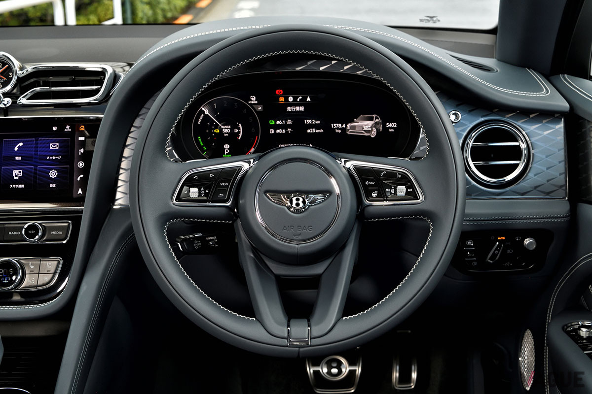 クルーの職人がひと針ずつ縫い合わせたステッチが美しいステアリングホイール