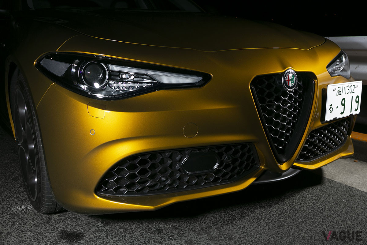 「トリロボ（三葉飾り）」と呼ばれるグリルレイアウトは、1950年代初頭に端を発するアルファの伝統