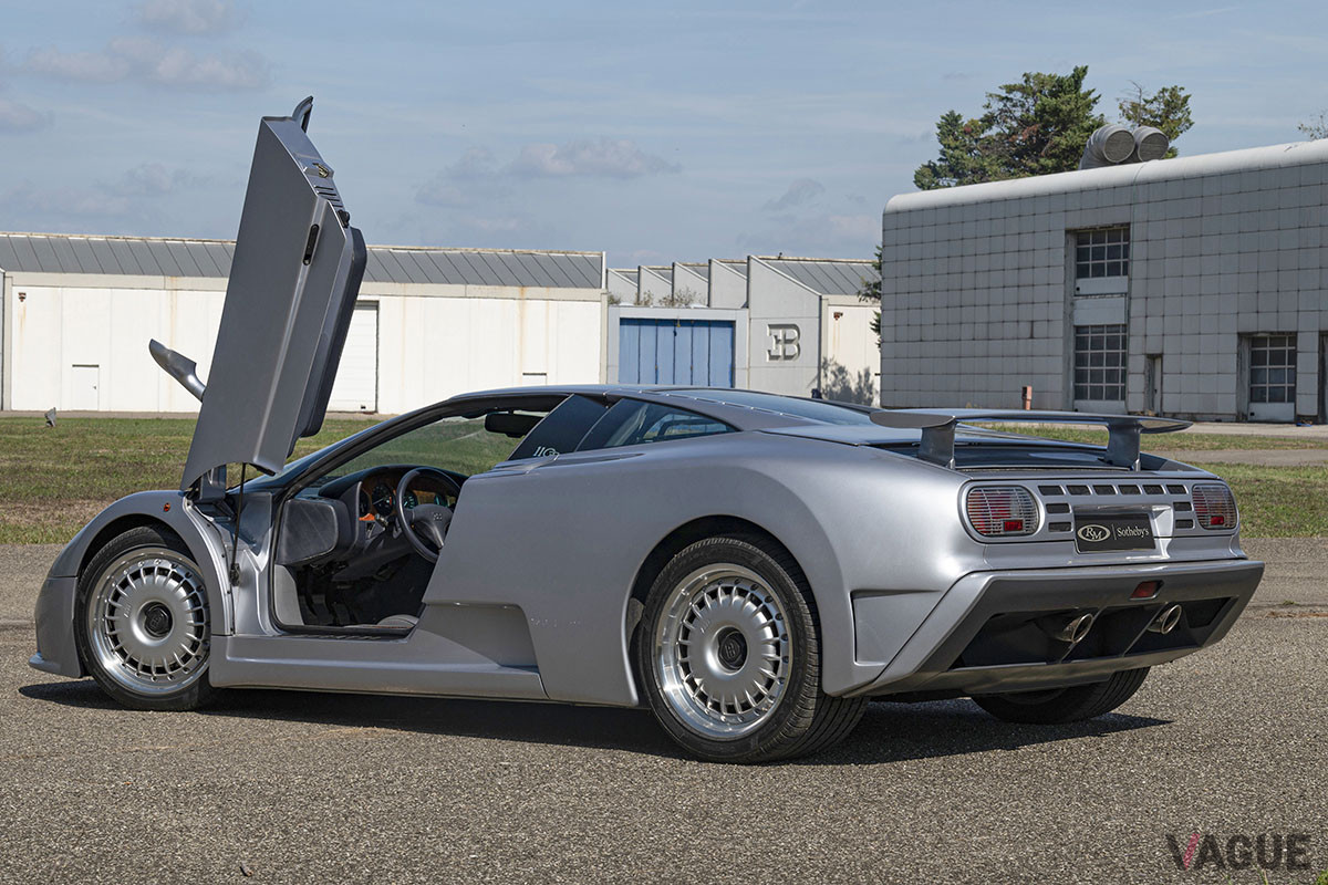 180万5000ユーロ（邦貨換算約2億3100万円）で落札されたブガッティ「EB110GT」（C）2021 Courtesy of RM Sotheby's