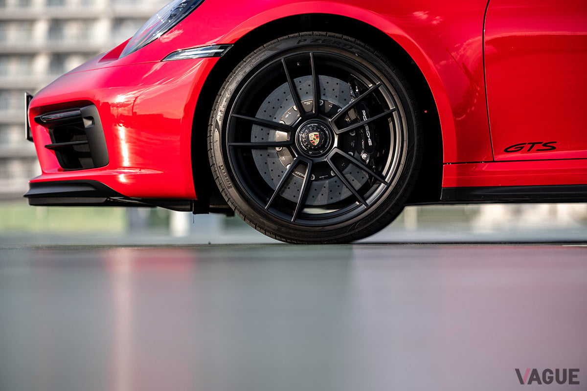 軽合金製ホイールは、911ターボ同様にセンターロック式を装着する（C）デレック槇島