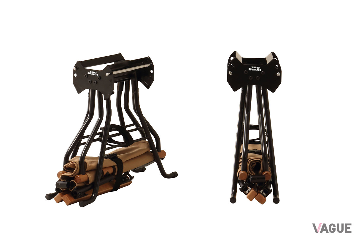 ディレクターズチェアはフレームを中央に寄せてたたむのが一般的だが、「BF Directors Chair」は背もたれを倒し、脚を座面側に跳ね上げて天地をひっくり返して固定バンドでまとめるというオンリーワンの収納方法。ひと手間かかるが収納時の高さを抑えられるのがいい