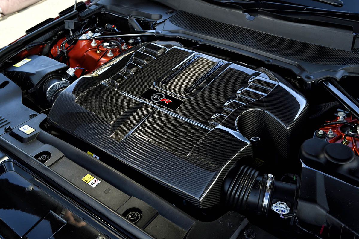 カーボンのエンジンカバーの下には、575psを発揮するV8が収まっている