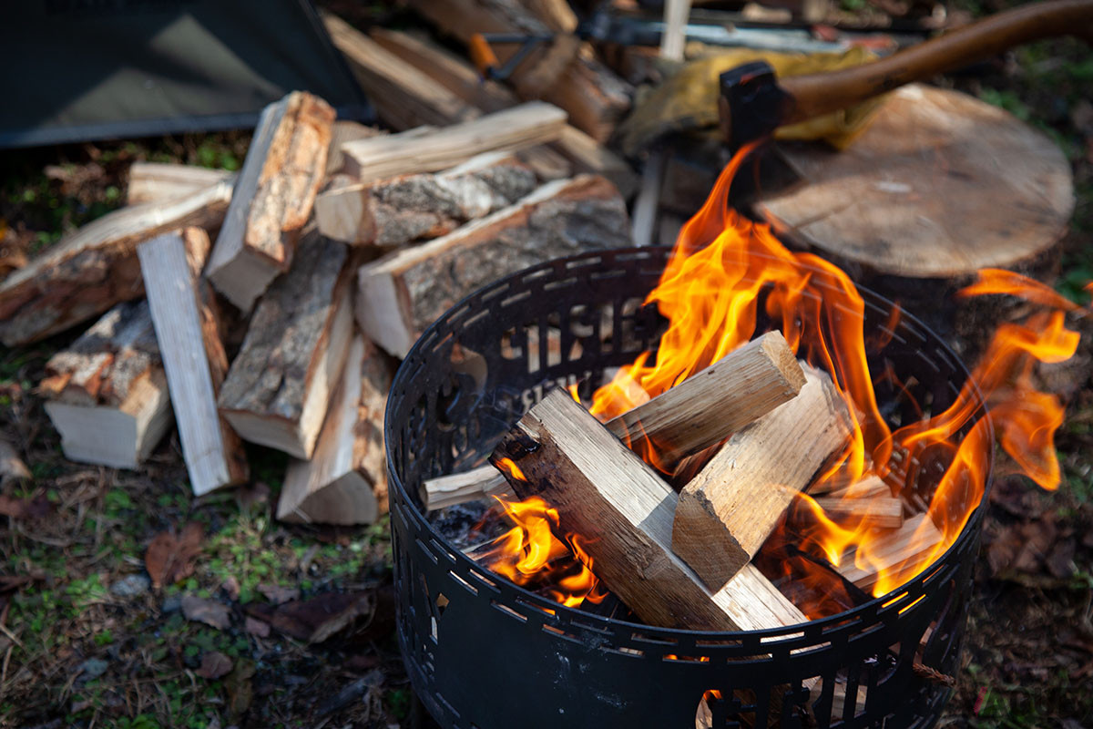 さまざまな木々を用いた薪がそろっており、“火持ち”の具合やにおいの変化など、薪自体の違いを試しながら確認できるため、いつもとひと味違う焚き火を楽しめる
