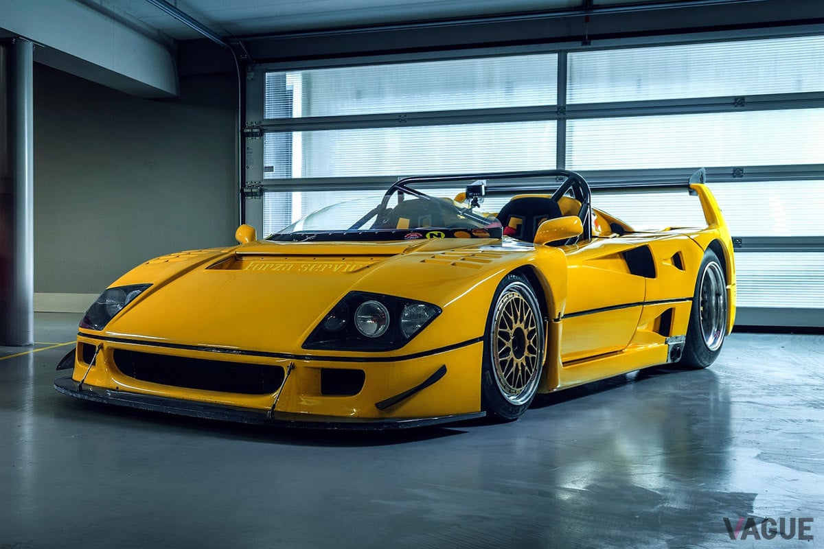 ルーフをカットされた「F40LM」。ロールケージやフロントスクリーンの完成度はオリジナルにも思えるほどだ