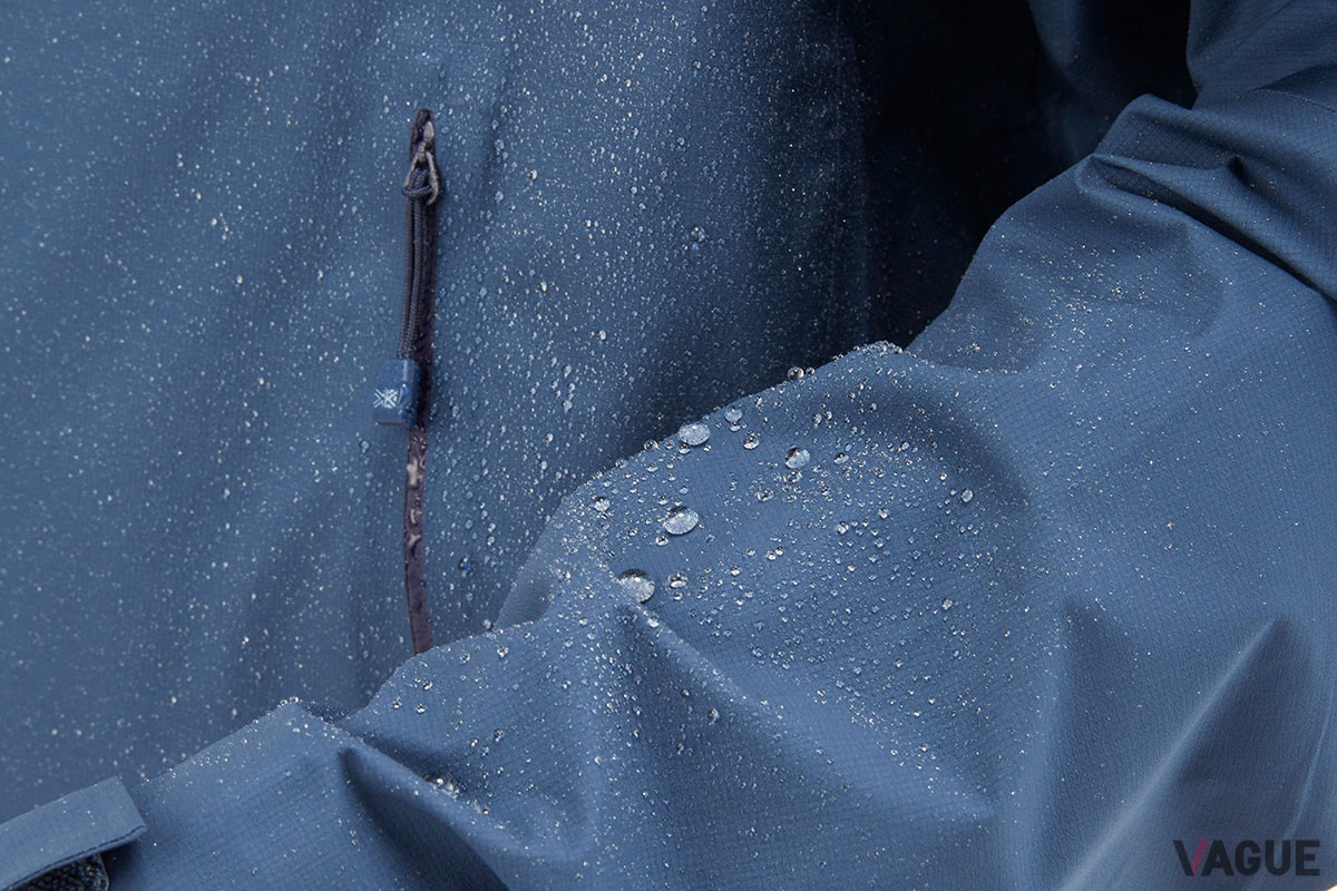 優れた防水性を備えながら、優れた通気性をあわせ持つ「バーサタイル A／C hoodie」