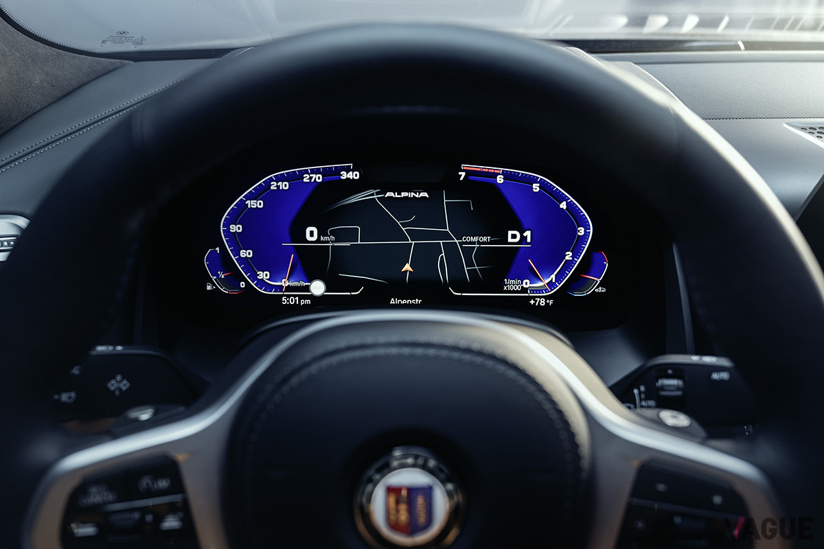 デジタルメーターは専用のフォントとカラーリングを採用する。「B8」の最高巡航速度は324km／hで、現在ラインナップされているどのMモデルよりも、スピードを出すことができる（C）Alpina Automobiles