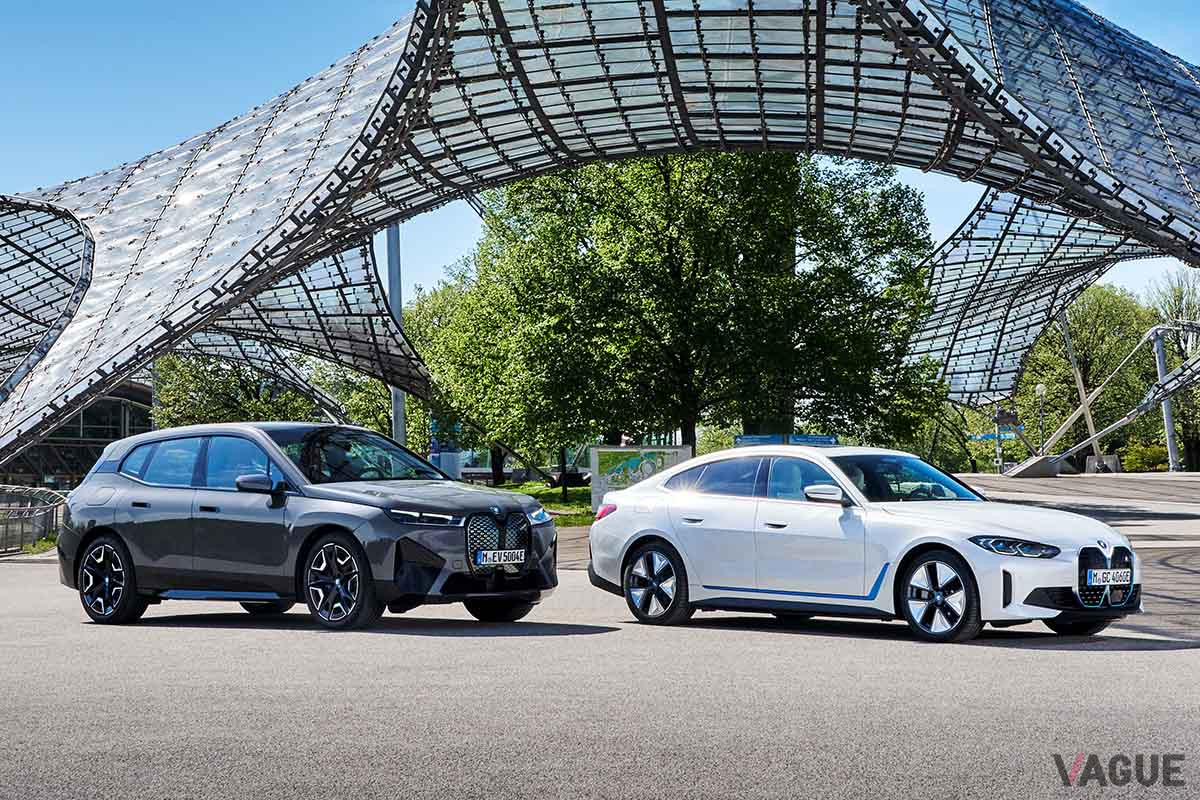 ワンナンバーサービスを先駆けて搭載する「iX」と「i4」。BMWのこれからを担う電気自動車で、iDriveの8世代目を標準装備する。青色アクセントなどのガソリンモデルにはないデザイン要素が散りばめられている（C）BMW AG