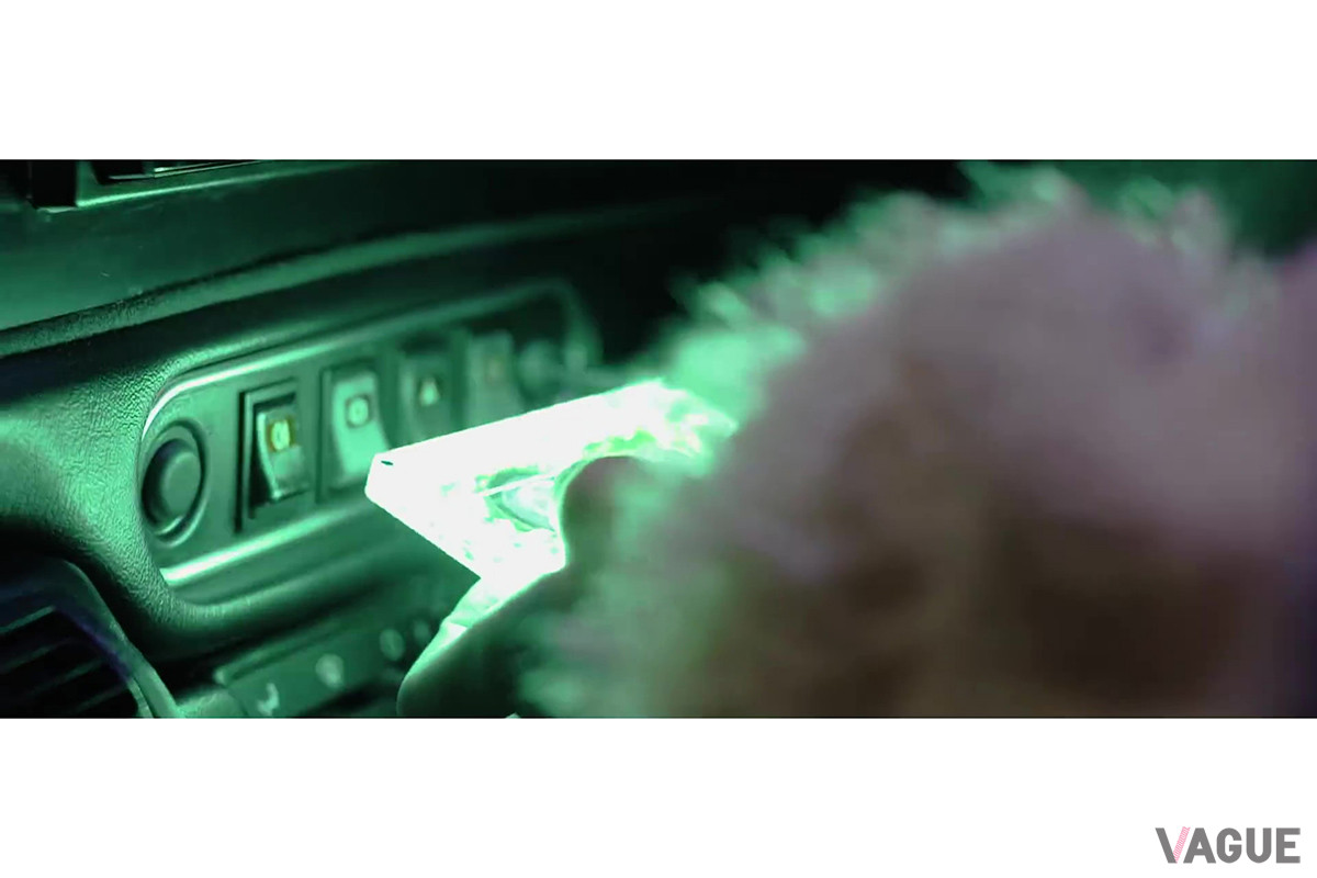 MVのキーアイテムのひとつでもあるカセットテープ（C）YouTube（Renmusic.TV）