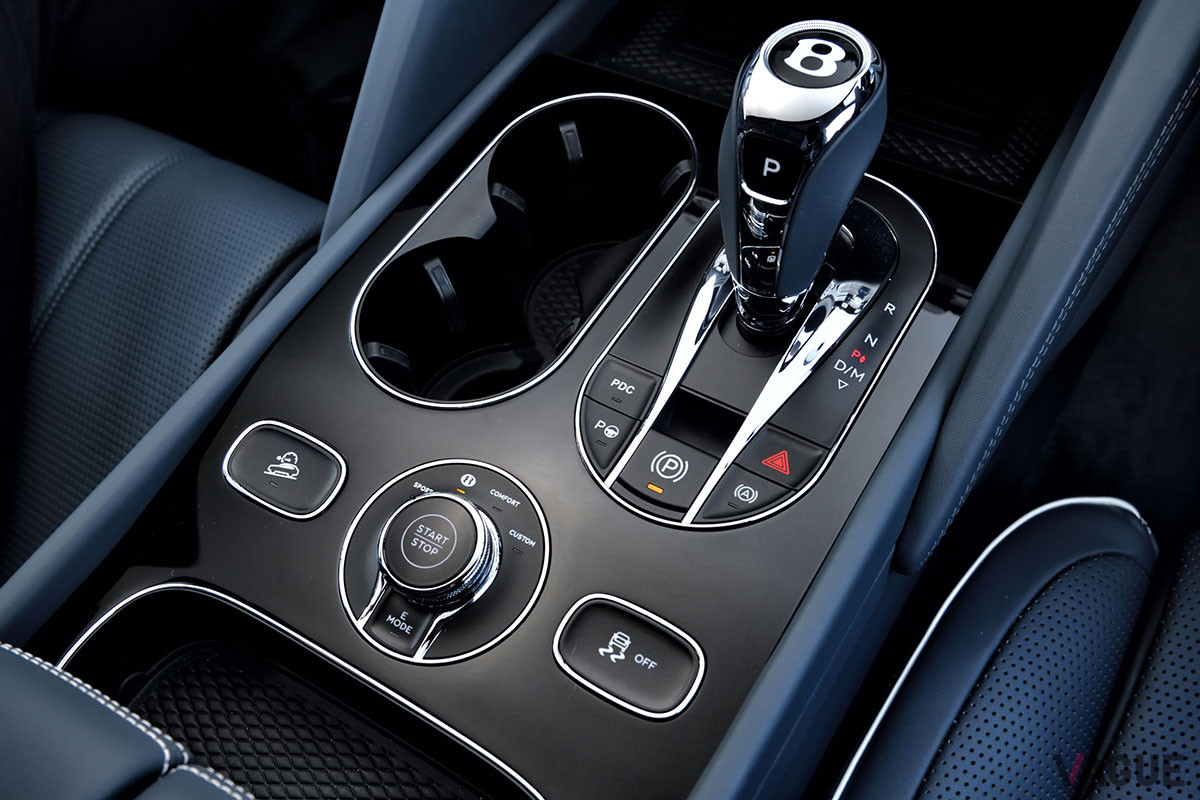 スタート＆ストップボタンの下に「Eモード」のスイッチが装備される