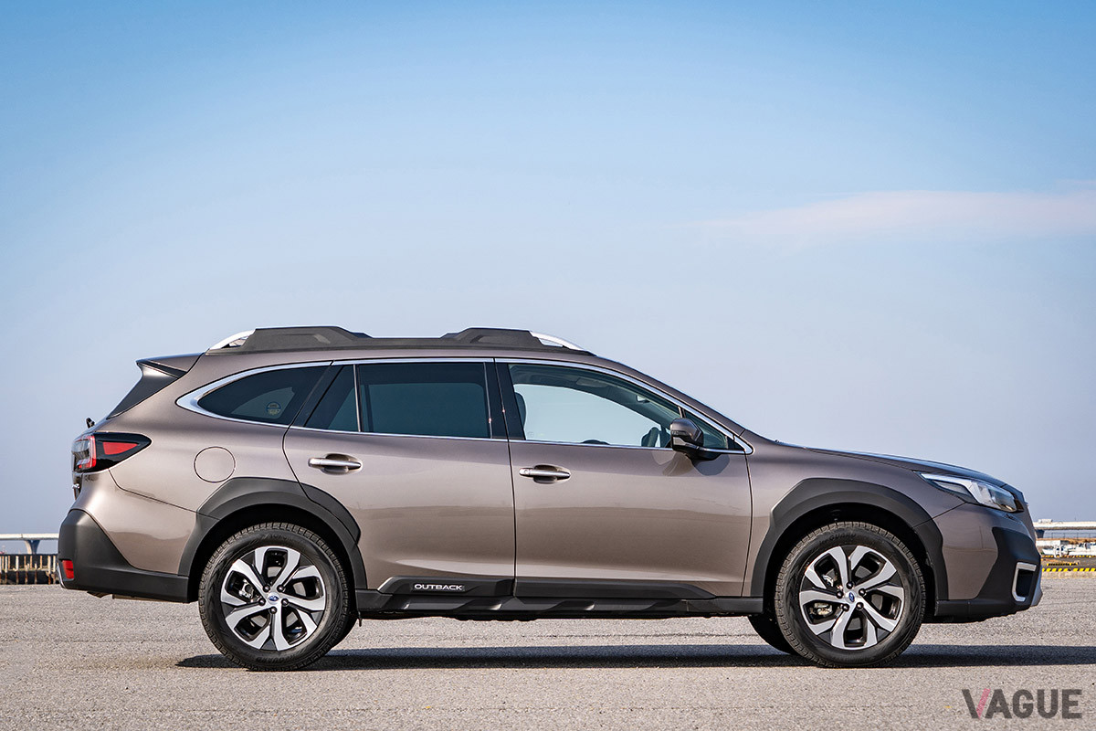 クロカン4WDも顔負けの、213mmという最低地上高を確保