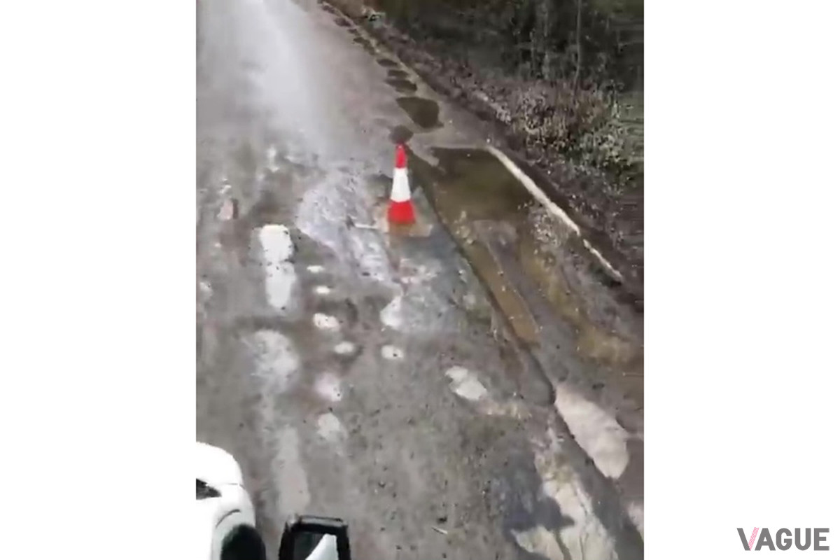 動画に収められた補修中の道路。フェラーリのような大径ホイールを装着したクルマでは、ほぼ確実に傷が付くだろう（C）Instagram（@sirrodstewart）