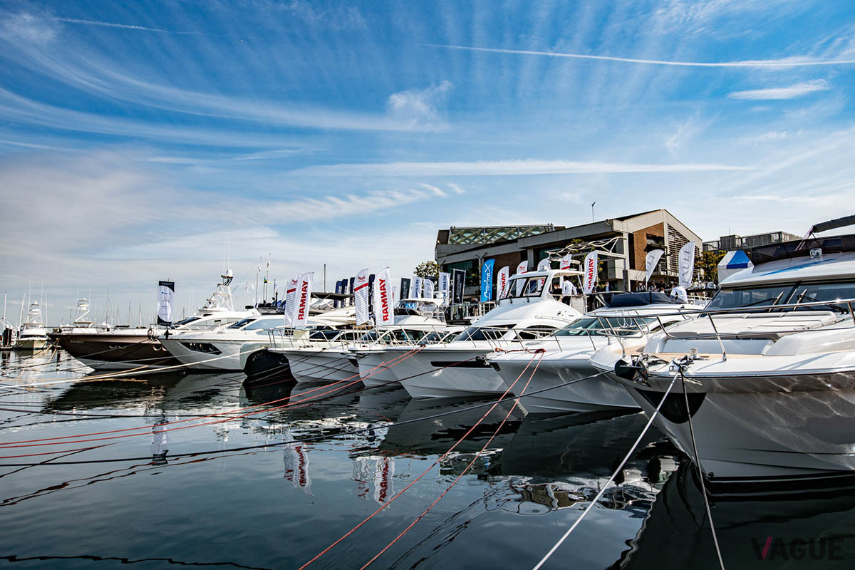 横浜ベイサイドマリーナはフローティング展示会場として実際のボートを見ることができる
