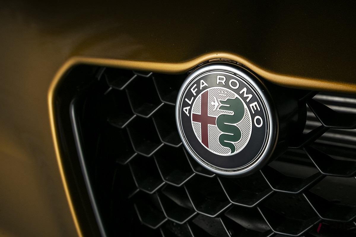 2015年から採用された最新のエンブレムは、ジュリアから装着された