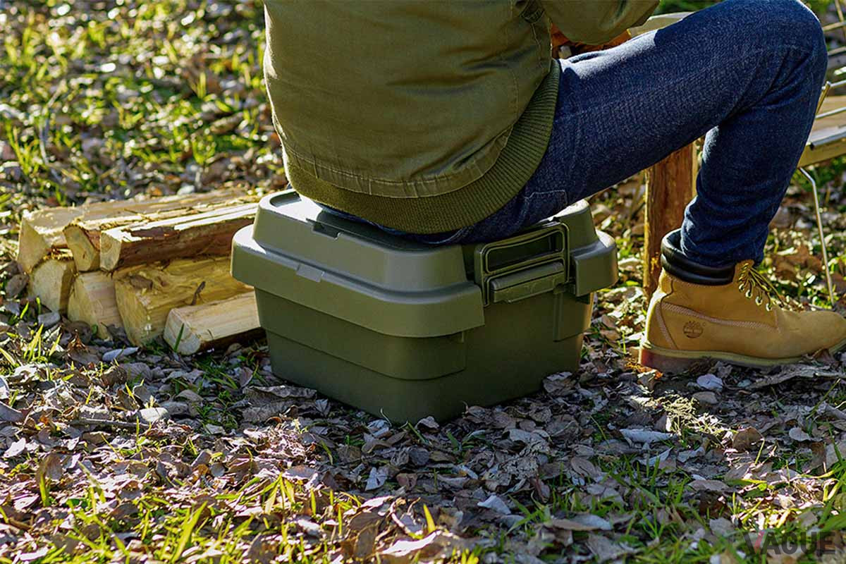 耐荷重は100kgで、イス代わりに腰掛けてもいい。また、WEBサイトに型紙が公開されているので、4mm厚のコルク板や木材で天板を作るのも楽しい