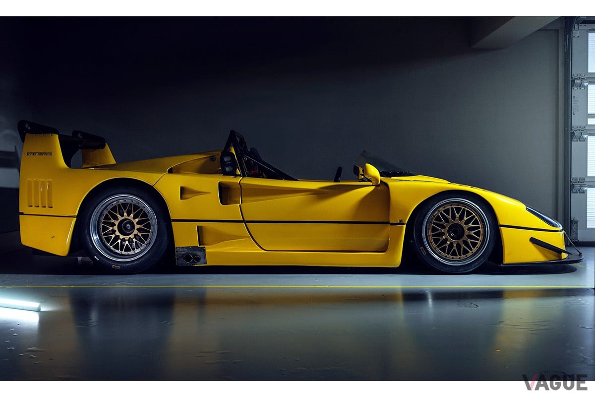 ルーフをカットされた「F40LM」。ロールケージやフロントスクリーンの完成度はオリジナルにも思えるほどだ