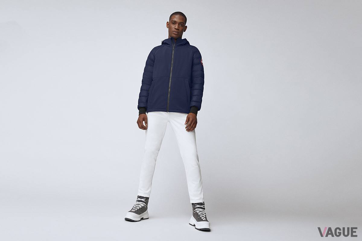 意図的に配置されたダウンパネルが特徴で、体が必要とする場所に暖かさを提供する「HYBRIDGE WEYBURN HOODY」