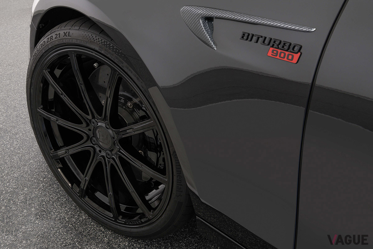 フロントフェンダーには、「900」シリーズであることを物語るバッジ