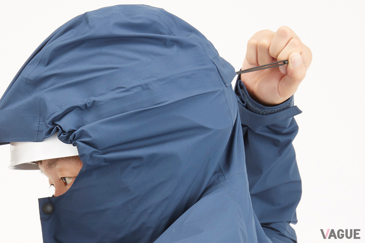 「バーサタイル A／C hoodie」はフード、裾口にアジャスターを搭載