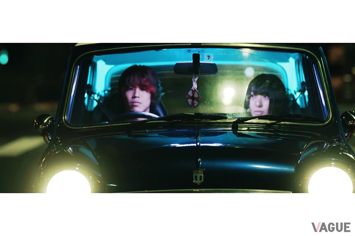 自らクラシックミニのステアリングを握るReN（C）YouTube（Renmusic.TV）