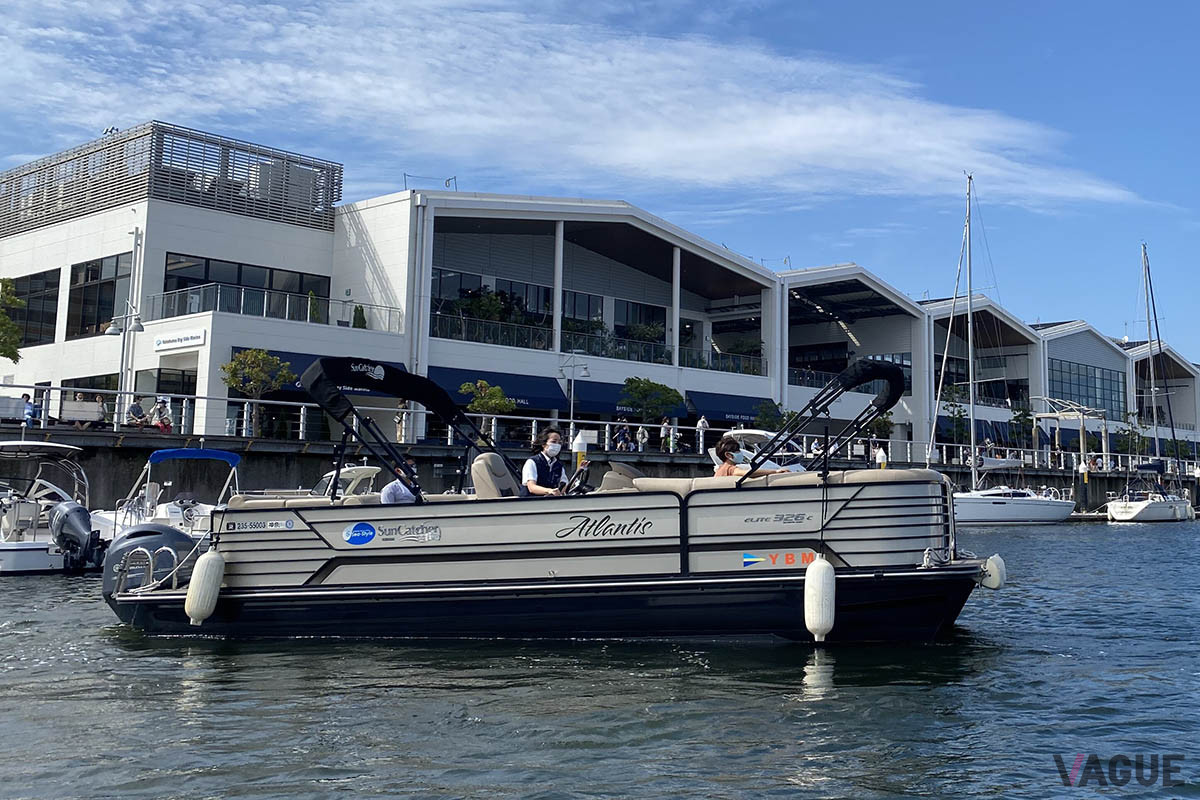 「マリーナピクニッククルーズ」は、ポンツーンボートでの横浜ベイサイドマリーナ内ミニクルーズをたのしめる