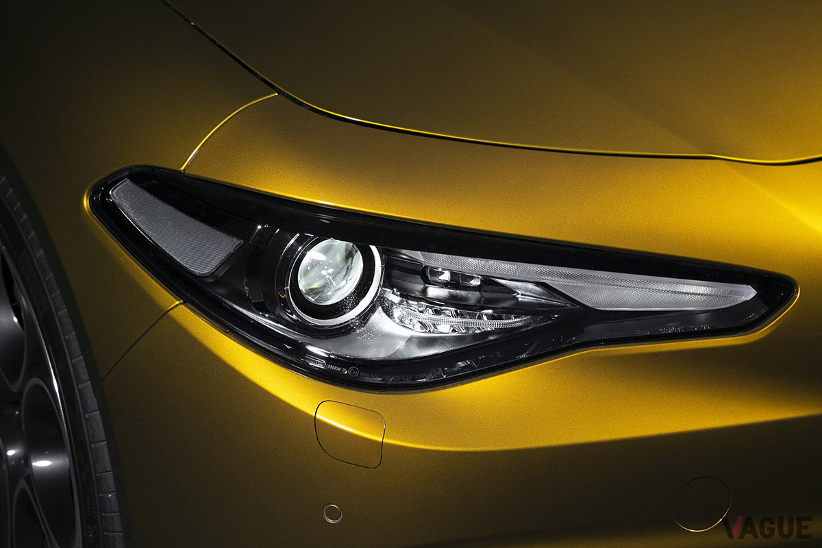 切れ長のシャープなヘッドライトには、LEDデイタイムラインニングライトも組み込まれる