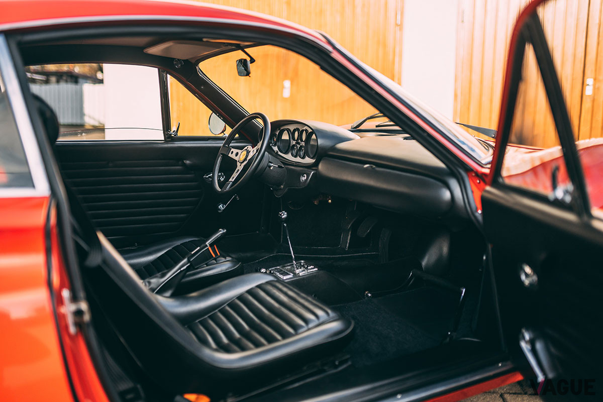 36万5000ユーロ（邦貨換算約4670万円）で落札された「ディーノ206GT」（C）2021 Courtesy of RM Sotheby's