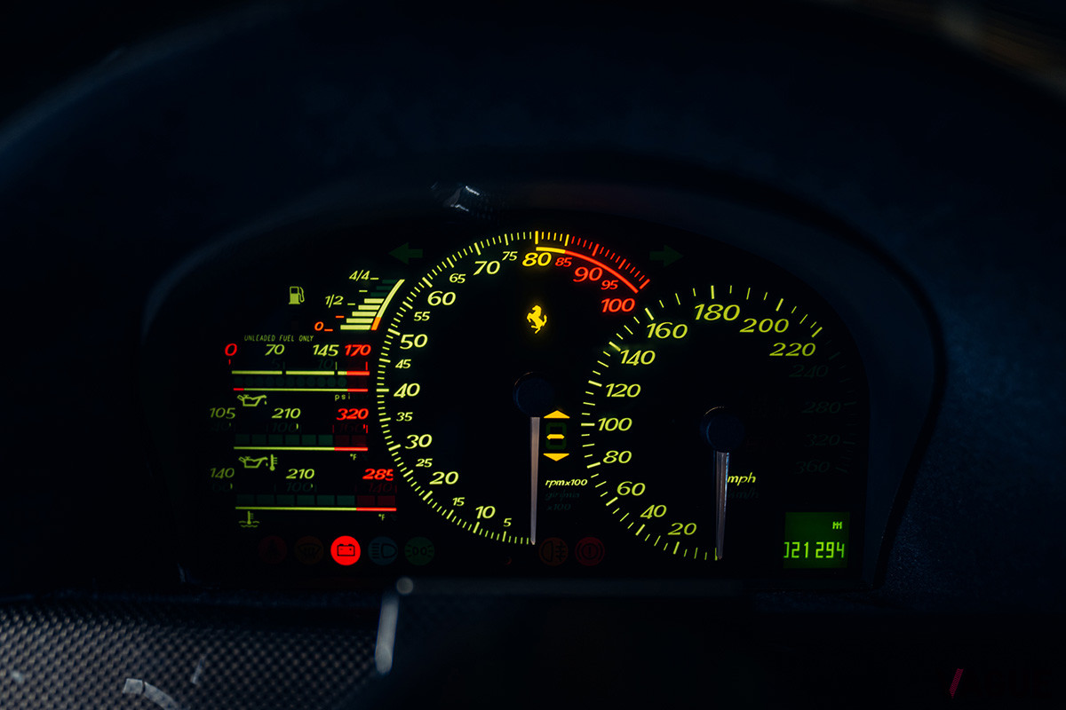 レッドゾーンが8500rpmまであるレブカウンターがセンターに位置する。スピードメーターは220マイル（354km／h）スケールだ（C）2021 Courtesy of RM Sotheby's