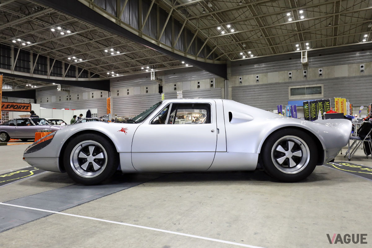現在のクルマには信じられないほどの車高の低さ。そして流麗なボディライン