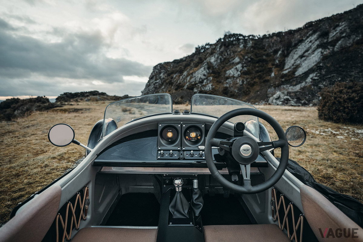 ふたつのデジタルメーターを装備する。グラフィックはクラシック風ではなく現代風（C）Morgan Motor