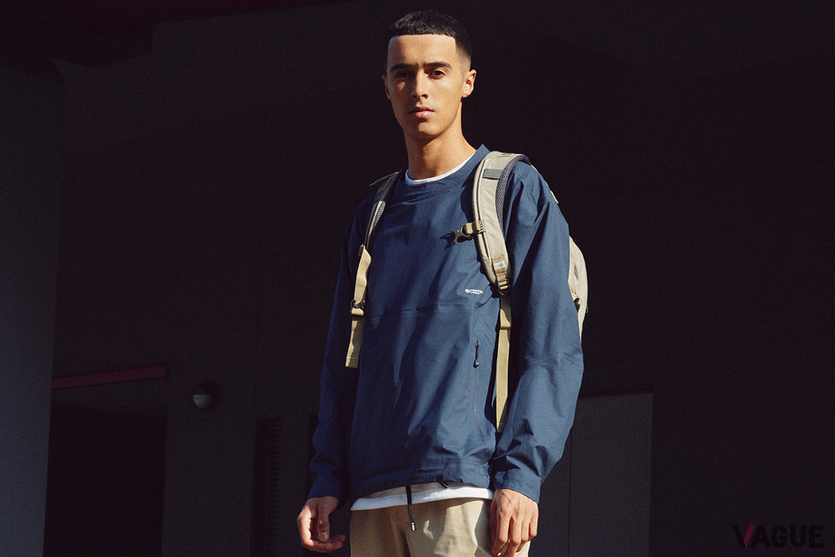 「バーサタイル A／C pullover」は防水仕様のプルオーバージャケット。防水透湿性に優れた“Pertex SHIELD AIR”により、蒸れにくく快適に着用できる