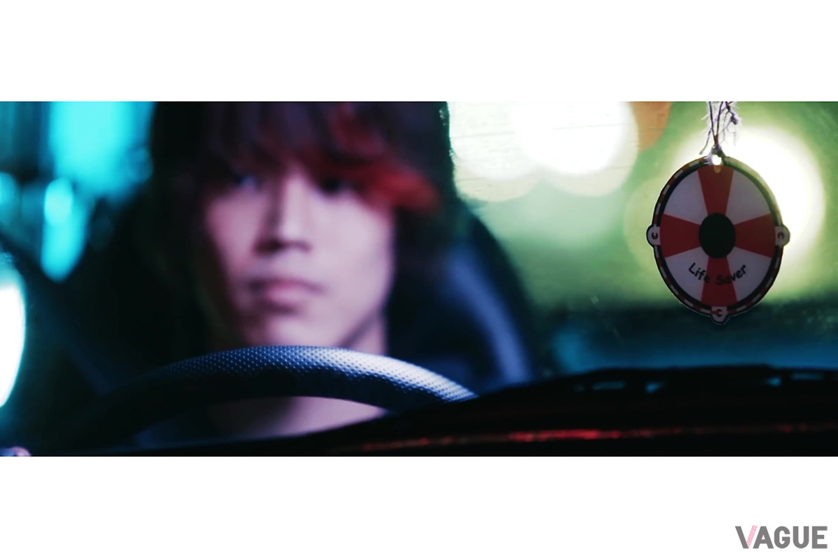 タイトルであるライフセーバーに掛けて、ルームミラーには救命浮き輪のストラップが吊るされている（C）YouTube（Renmusic.TV）