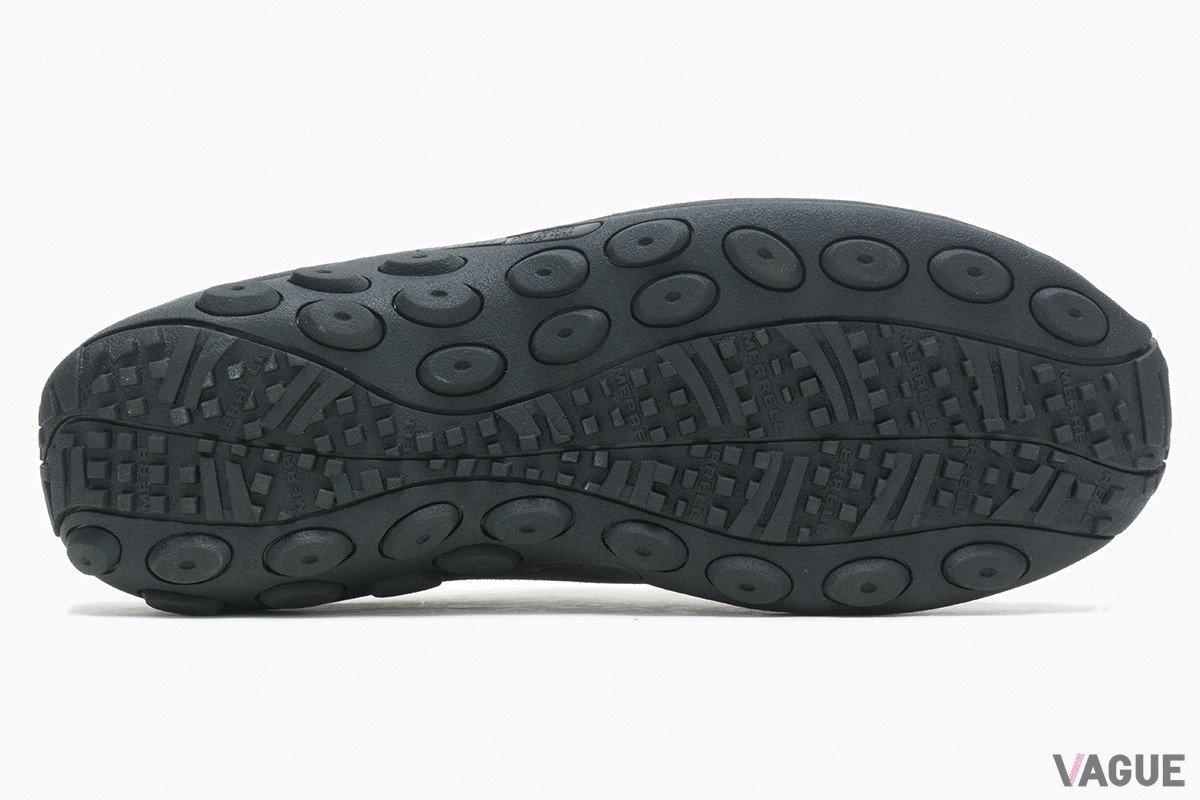 独自の“MERRELL AIR CUSHION”を搭載し、優れた着地安定性や衝撃吸収性を実現。アウトドアシーンでも頼れるトラクションと、堅固なグリップ力を備えたラバーアウトソールも必見だ