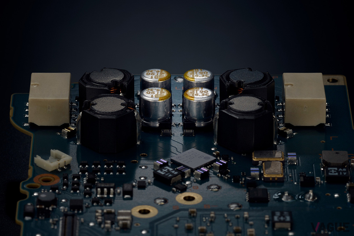 オーディオ部の電源のバイパスコンデンサーには、すべて新開発となる高分子コンデンサーを採用。ホームオーディオのノウハウを生かして耐振動性を高め、音質を向上させた