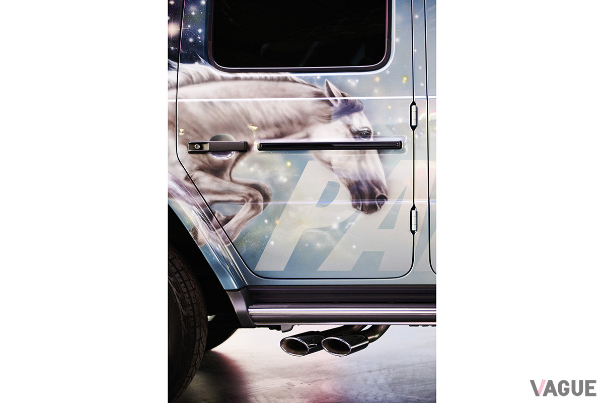 「メルセデスAMG G63 PALACEエディション・スペースホース東京」に描かれている白馬