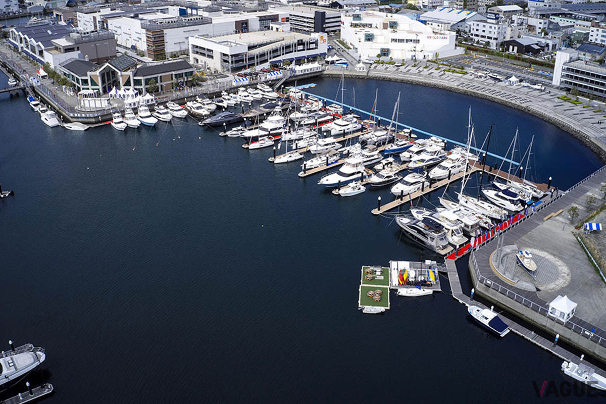 横浜ベイサイドマリーナはフローティング展示会場として実際のボートを見ることができる