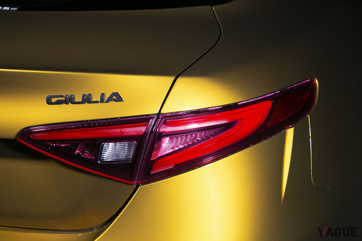 フロントに比べると、やや大人しい印象もあるテープランプ