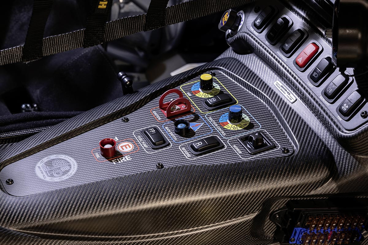 メルセデスAMG「GTトラック・シリーズ」のセンターコンソール部分。トラクションコントールやABSの調整が細かくおこなえる